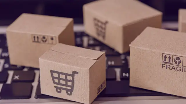 Caja mailer ecommerce autoformable con logo — packaging DTC