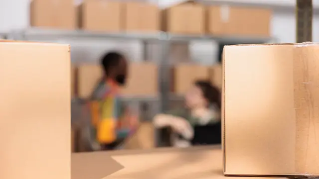 Cajas de cartón corrugado en almacén — packaging personalizado para ecommerce