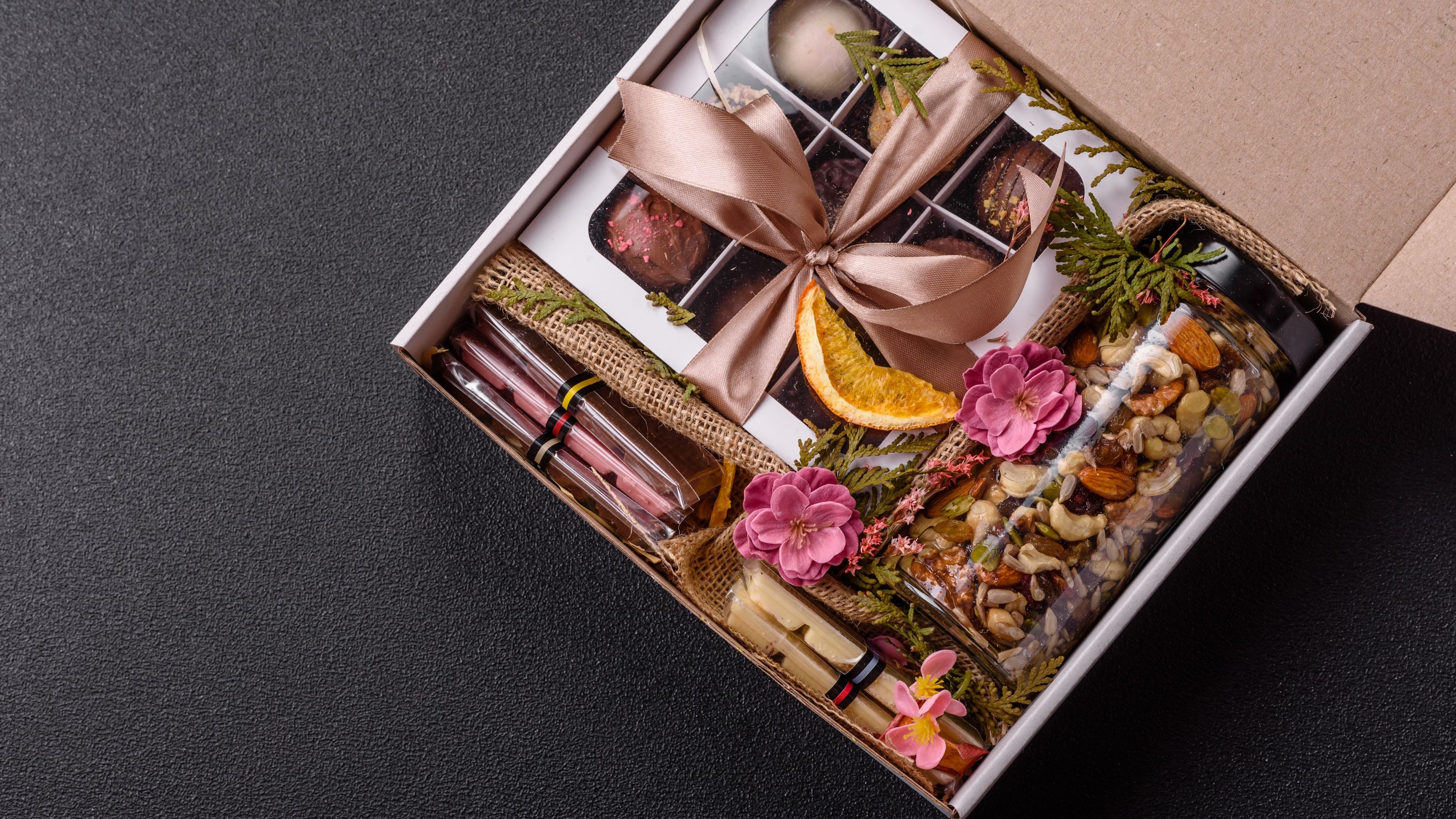 Caja regalo gourmet con frasco artesanal y chocolate — packaging alimentación premium