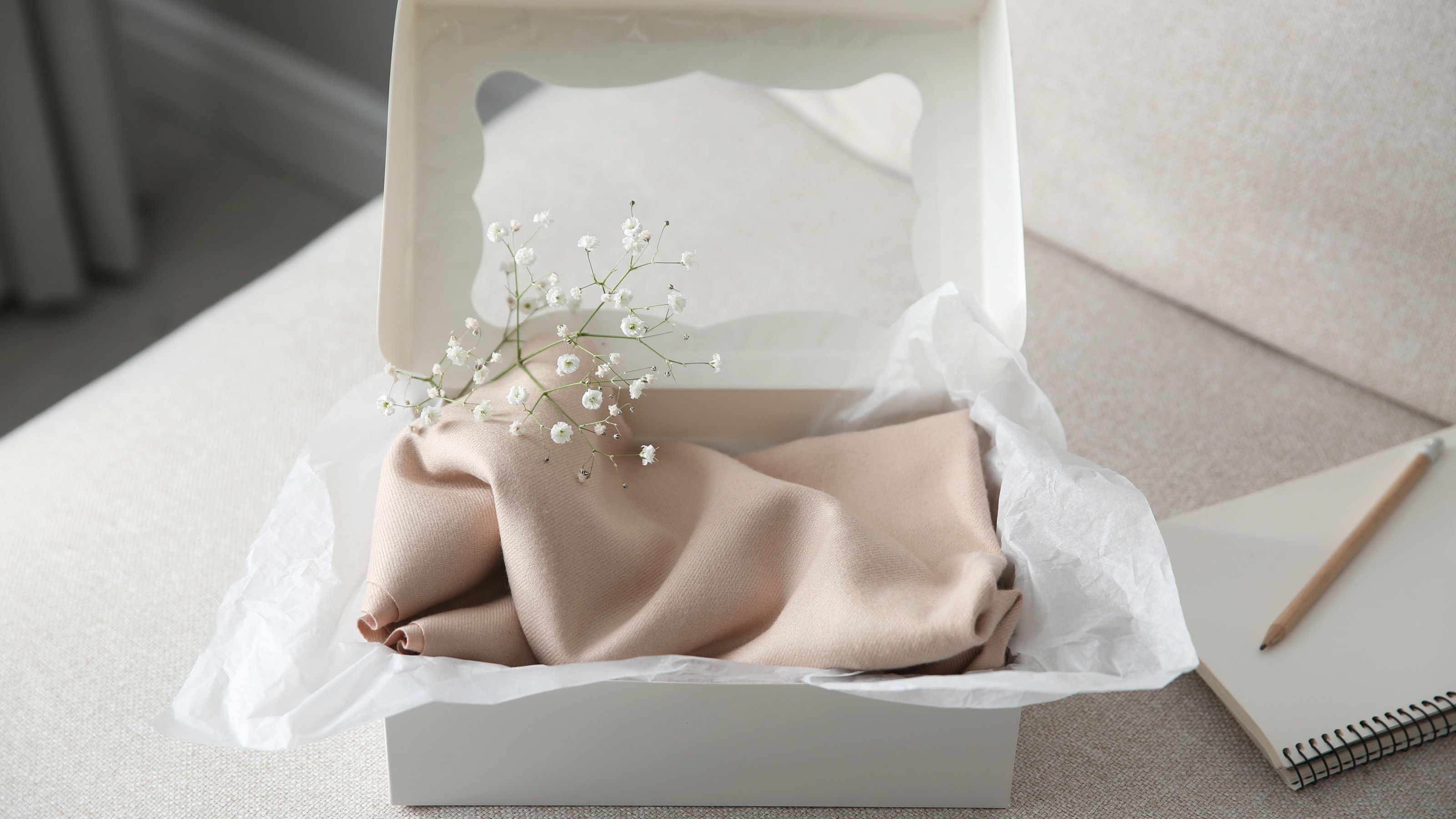 Mailer de cartón con jersey cashmere — packaging para ecommerce de moda