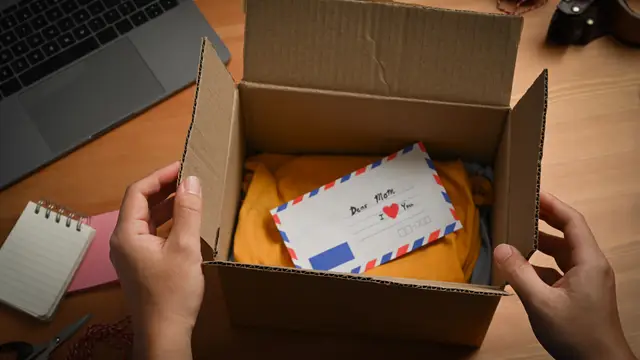 Persona abriendo caja de subscription box mensual